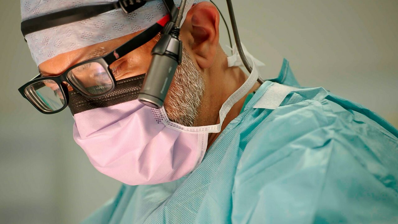 Surgeons: At the Edge of Life S8E1 Sacrifice to Survive