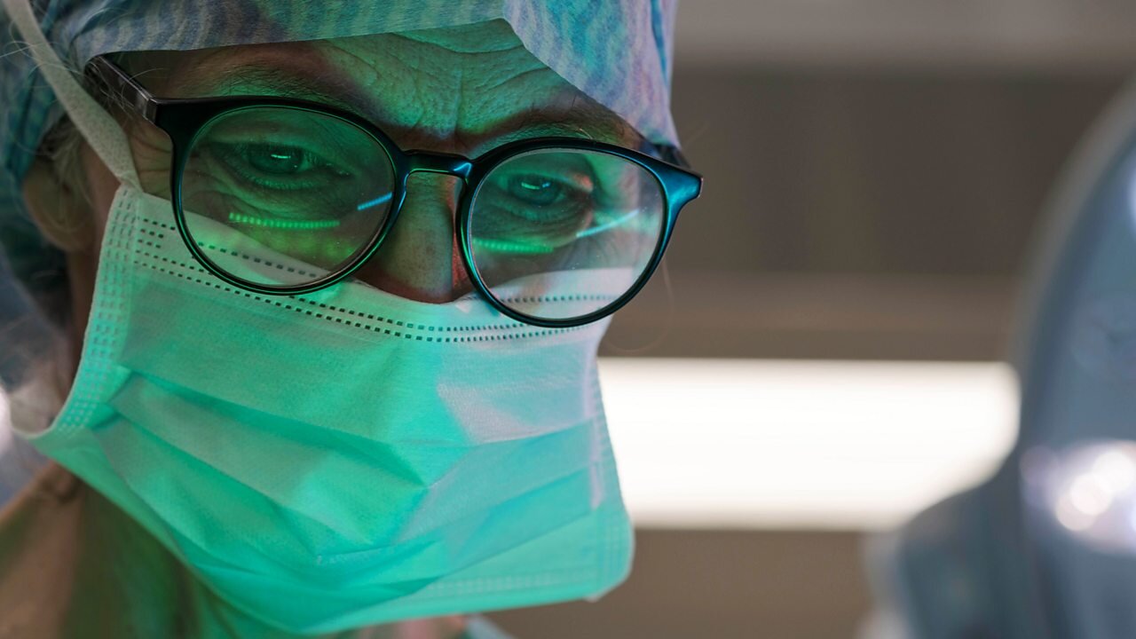 Surgeons: At the Edge of Life S8E4 Back from the Brink